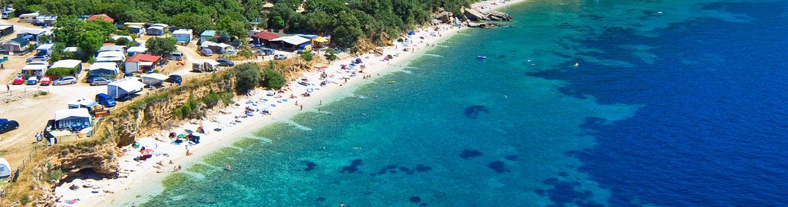 Przegląd plaży obozu